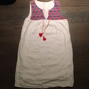 White sleeveless dress w/embroidered neckline